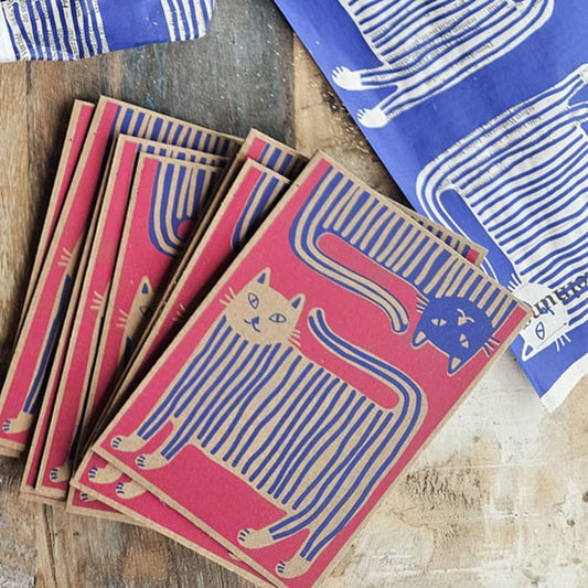 Mehrere Karten «Katze» von Märchenprints: gestreifte Katze in Blau auf pinkem Karton, am Rand brauner Karton