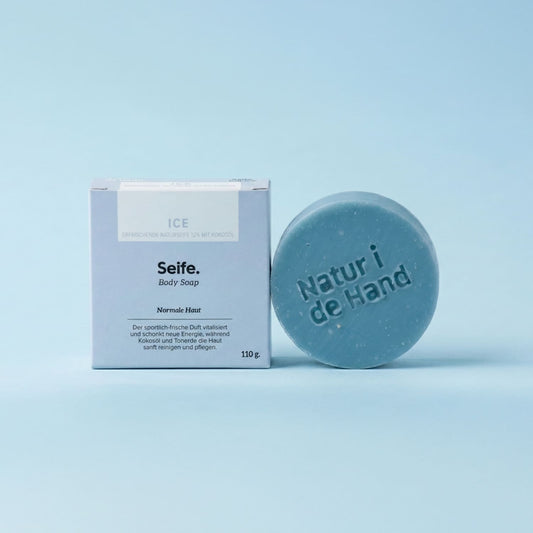 Naturseife Ice von Natur i de Hand – runde hellblaue Seife mit Prägung «Natur i de Hand» neben hellblauer Schachtel