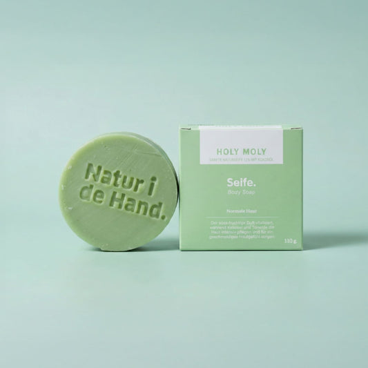 Naturseife Holy Moly von Natur i de Hand – runde grüne Seife mit Prägung «Natur i de Hand» neben hellgrüner Schachtel