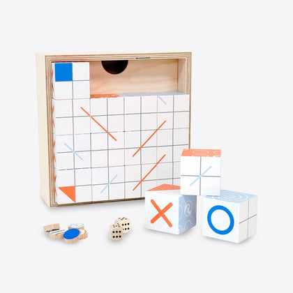 NaniCube2 Spielebox mit Irrgarten-Musterseite (Gitter, Diagonalen), davor XO-Würfel und Spielsteine