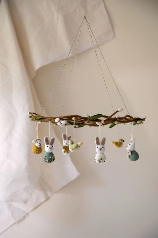 Kleiner Hase mit Masche – weiss – Handgemacht aus Filz von Gry & Sif