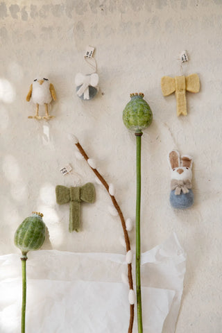 Kleiner Hase mit Masche – hellblau – Handgemacht aus Filz von Gry & Sif