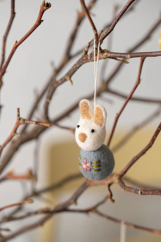 Kleiner Hase mit Masche – hellblau – Handgemacht aus Filz von Gry & Sif