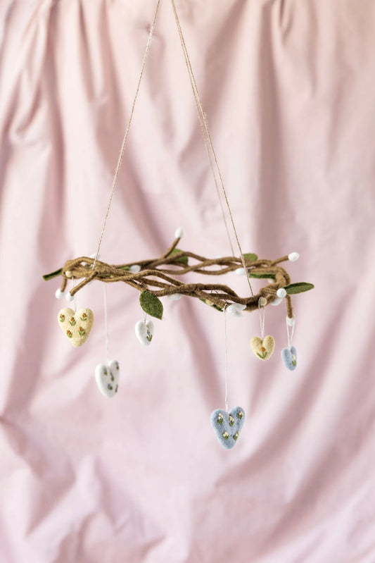 Mini Heart w/Flower Embroidery – Handgemacht aus Filz von Gry & Sif