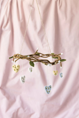 Mini Heart w/Flower Embroidery – Handgemacht aus Filz von Gry & Sif