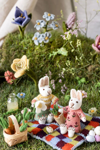 Hase mit Schneeglöckchen – Handgemacht aus Filz von Gry & Sif