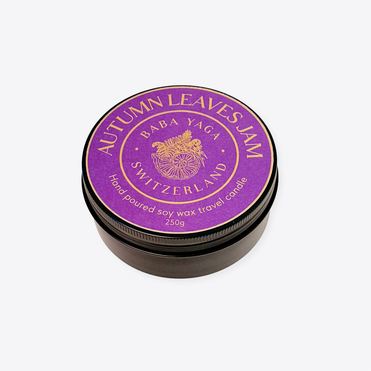 Baba Yaga Reise-Duftkerze «Autumn Leaves Jam» 250 g – violettes Etikett mit goldenem Logo, Ansicht von oben.