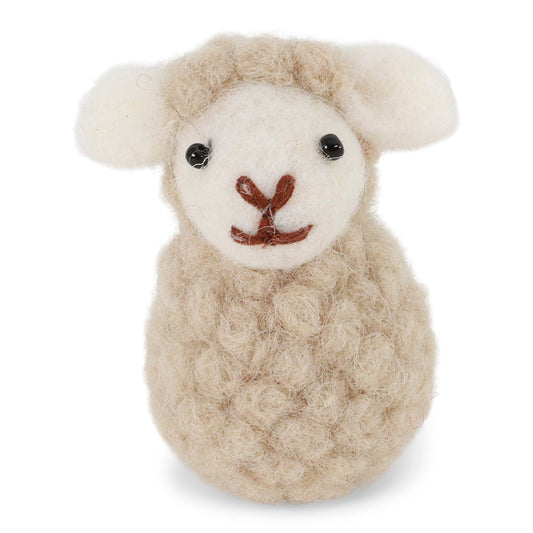 Sitzendes Filz-Schaf in Beige mit lockiger Wolle und weissem Gesicht von Gry & Sif