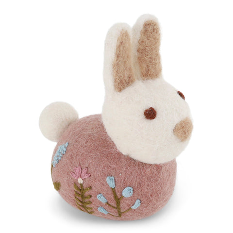 Sitzender Filz-Hase in Lavendel mit weissem Kopf und gestickten Blumen von Gry & Sif – Seitenansicht