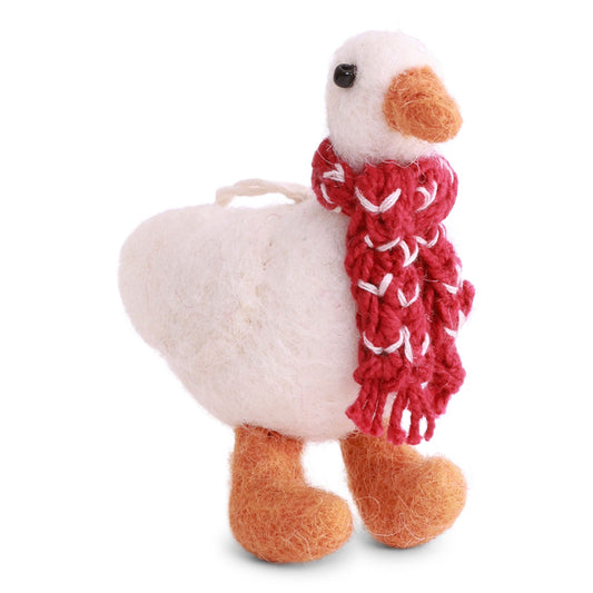 Weisse Filz-Gans mit rot-weiss gestricktem Schal und orangen Füssen von Gry & Sif