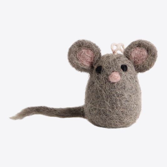 Mini Maus aus Filz von Gry & Sif – graubraunes Fell, rosa Ohren und Näschen – Frontalansicht mit Schwänzchen