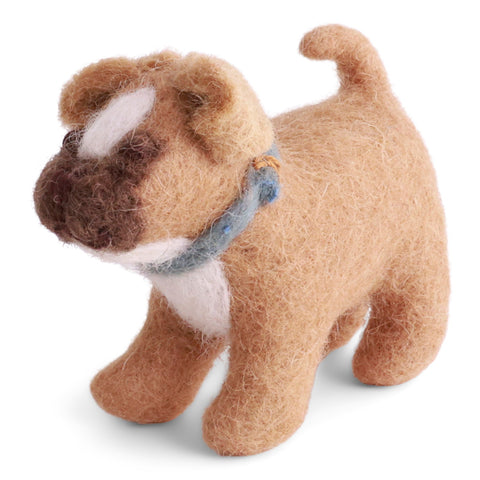 Filz-Figur Französische Bulldogge von Gry & Sif – beige mit dunkler Schnauze und blauem Halsband