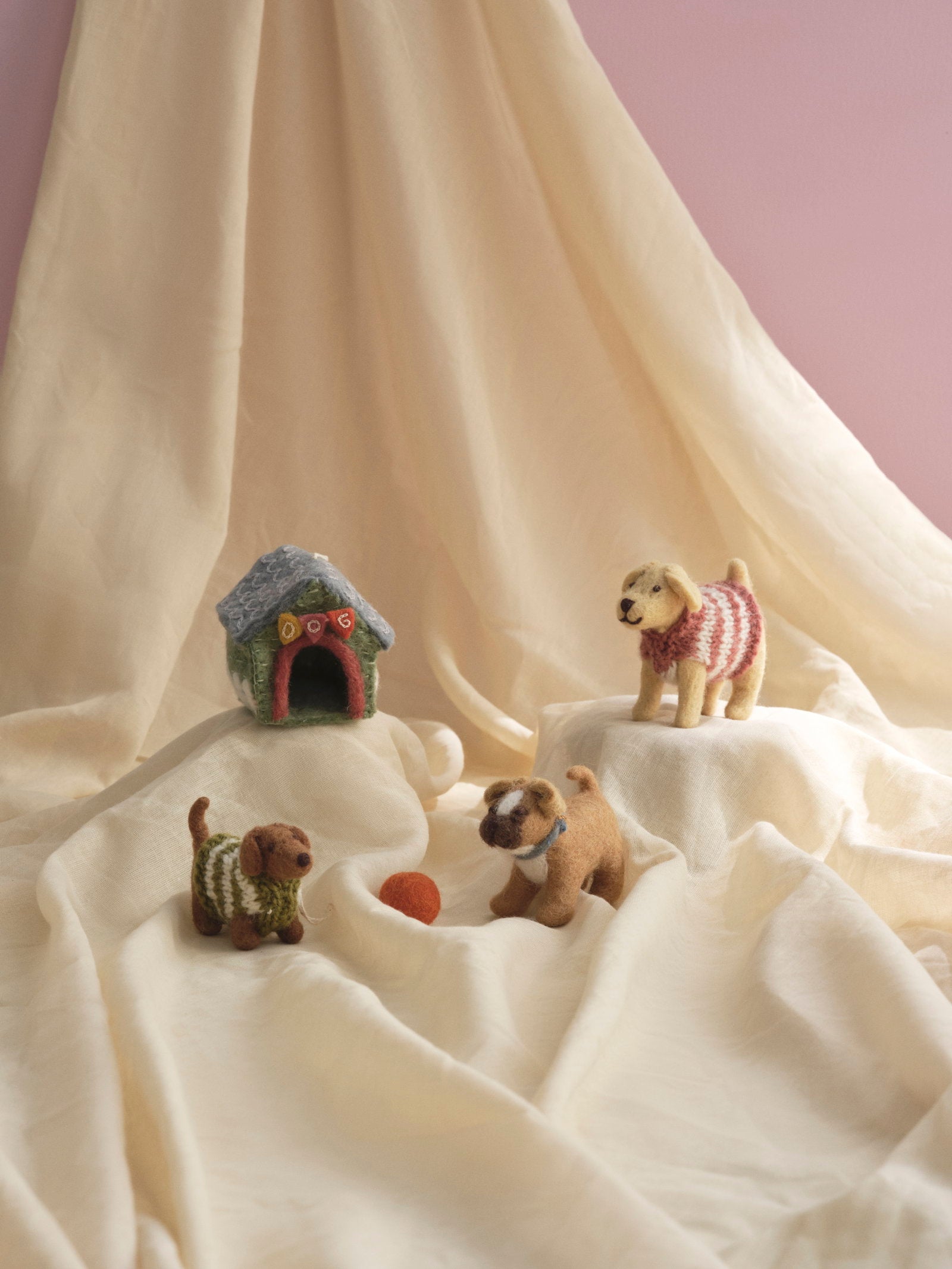 Hund – Dackel im Strickpulli von Gry & Sif – Stimmungsbild