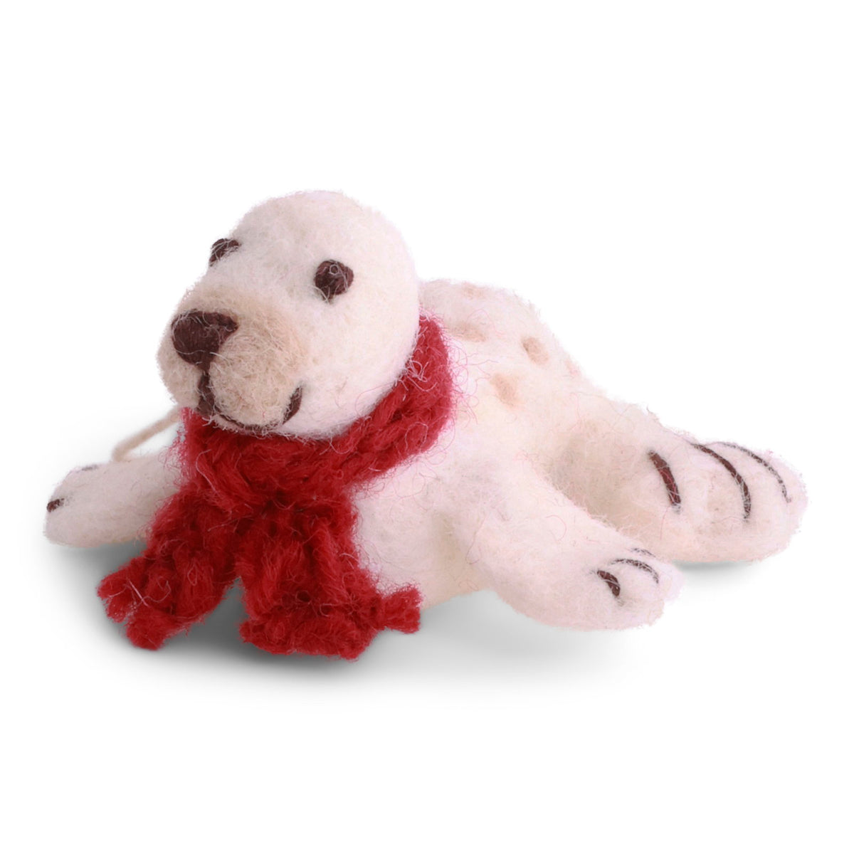 Weisses Filz-Robbenbaby mit rotem Schal von Gry & Sif – liegend, Seitenansicht