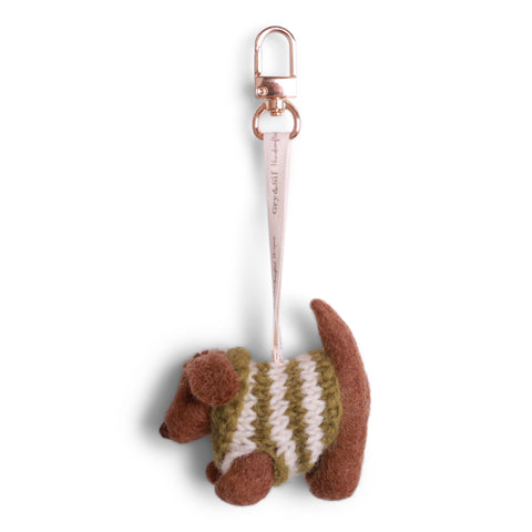 Schlüsselanhänger von Gry & Sif mit braunem Filz-Dackel im gestreiften Strickpulli, rosa Band und Karabiner