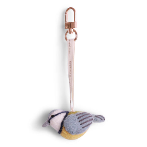 Schlüsselanhänger von Gry & Sif mit Filz-Blaumeise mit gelbem Bauch, rosa Band und Karabiner