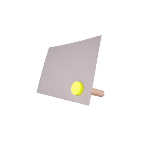 Wort-Halter Neon Gelb mit eingesteckter Karte – Rundholz aus Buche mit Magnet