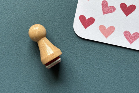 Mini-Stempel «Herz» von Mare di Maria – Holzstempel neben Herz-Abdrücken in Rot und Rosa auf weisser Karte