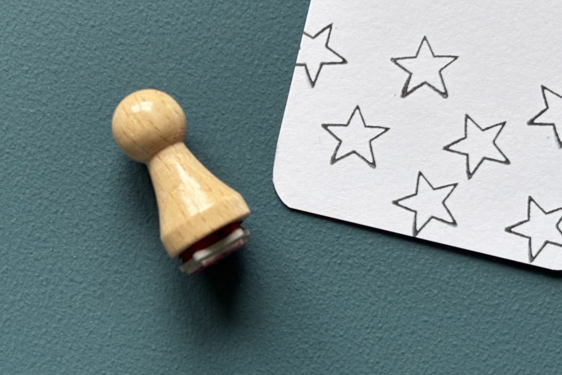 Mini-Stempel «Sternlinie» von Mare di Maria – Holzstempel in Kegelform auf dunkelgrünem Grund, daneben Stern-Konturen in Schwarz auf weisser Karte