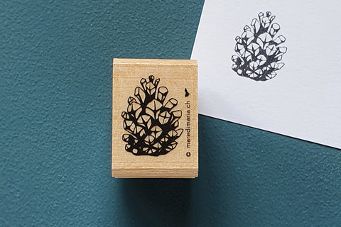 Holzstempel «Kleiner Zapfen» von Mare di Maria – rechteckiger Holzstempel mit Zapfen-Motiv auf dunkelgrünem Grund, daneben der schwarze Abdruck auf weissem Papier