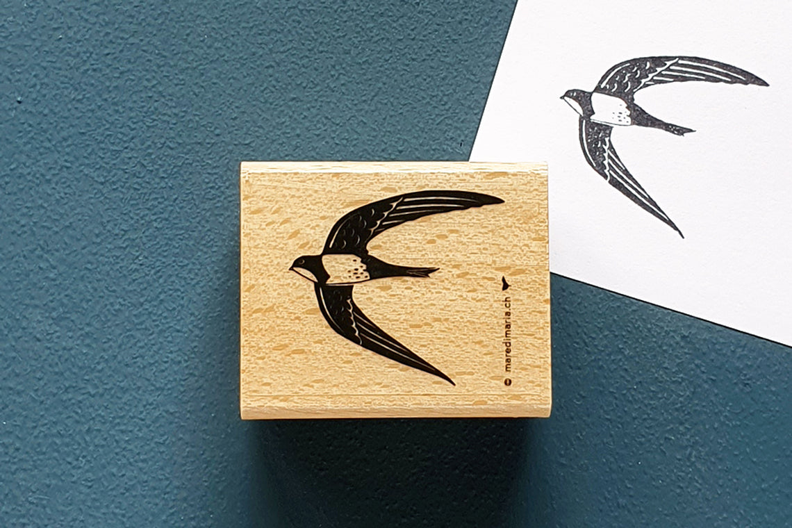 Holzstempel «Alpensegler» von Mare di Maria – rechteckiger Holzstempel mit fliegendem Alpensegler auf dunkelgrünem Grund, daneben der schwarze Abdruck auf weissem Papier