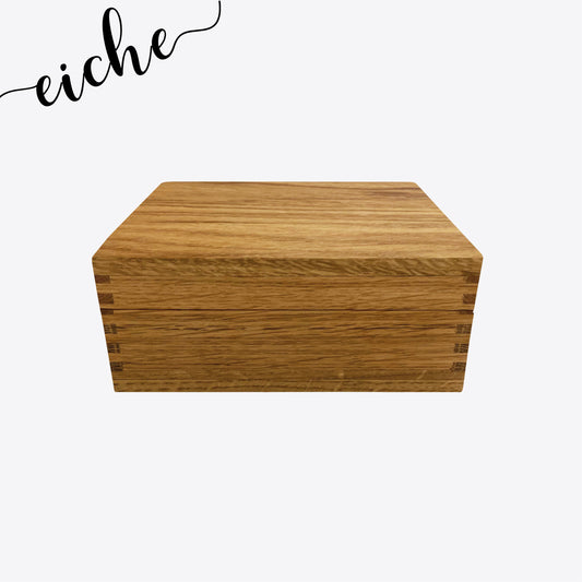 NaniBox S aus Eiche, geschlossen – Schrägansicht mit markanter Eichenmaserung und Fingerzinken-Ecken
