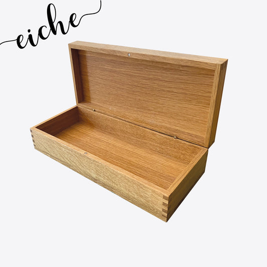 NaniBox S-Long aus Eiche – längliche Aufbewahrungsbox mit offenem Deckel und Fingerzinken, Schrägansicht