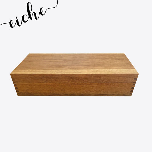 NaniBox S-Long aus Eiche – geschlossene längliche Holzbox mit Fingerzinken-Ecken, seitliche Ansicht