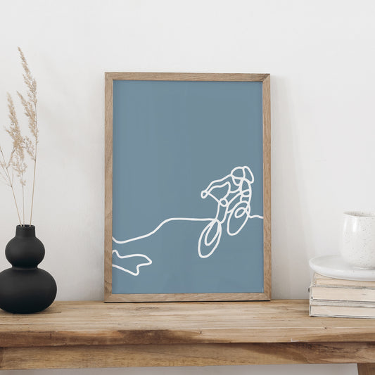 NaniManu Plakat «Biken» im Holzrahmen auf einer Holzkommode – Mountainbiker-Strichzeichnung als Wanddeko