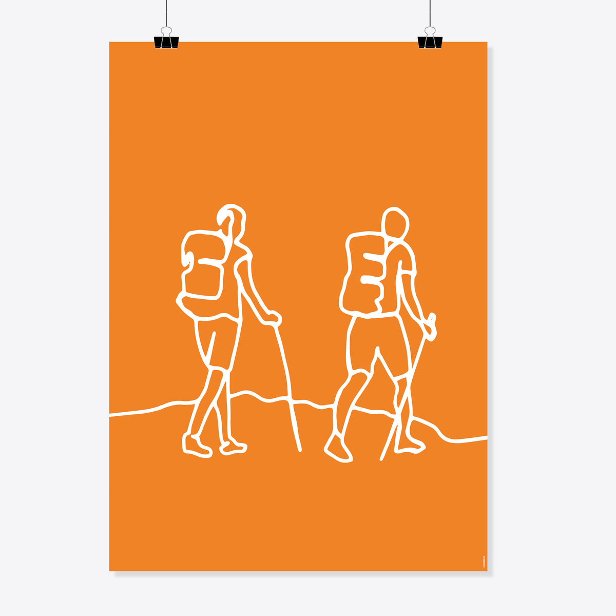 NaniManu Plakat «Wandern» – zwei Wandernde mit Rucksack und Wanderstöcken als weisse Linie auf orangem Grund