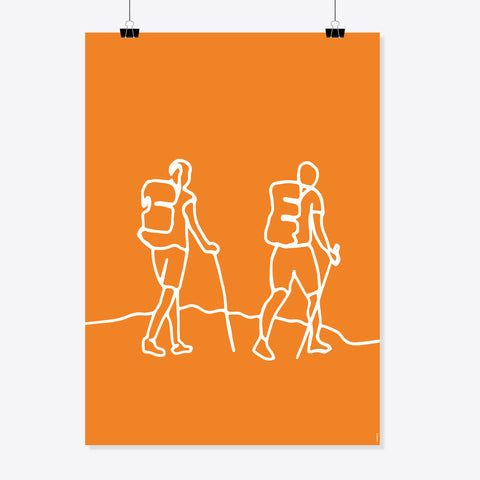 NaniManu Plakat «Wandern» – zwei Wandernde mit Rucksack und Wanderstöcken als weisse Linie auf orangem Grund