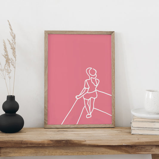 Plakat «Aussicht» im hellen Holzrahmen auf einem Holztisch an weisser Wand, daneben eine schwarze Vase mit Trockengräsern und ein Bücherstapel mit Tasse