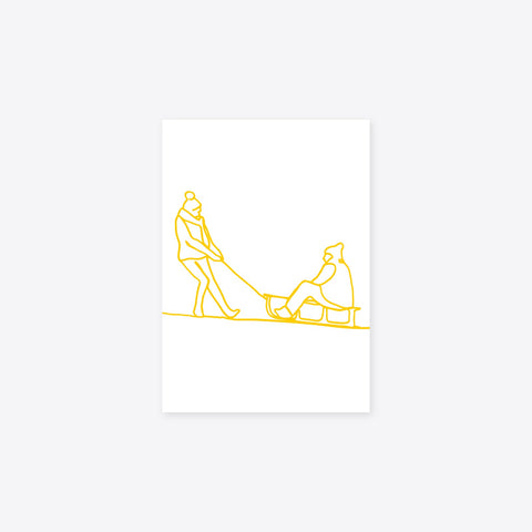 NaniManu Postkarte «Schlittenfahren» – gelbe Ein-Linien-Zeichnung: eine Figur zieht einen Schlitten, auf dem eine zweite sitzt, auf weissem Grund