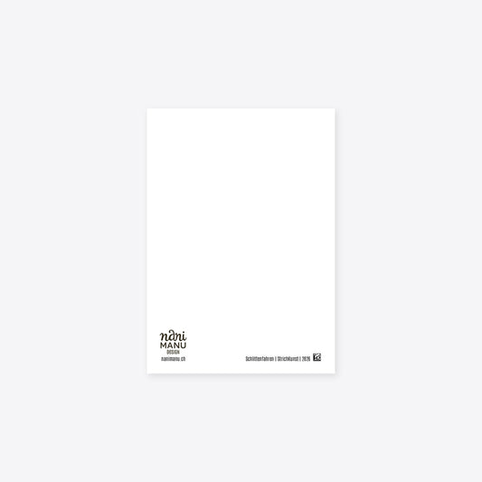 Rückseite der NaniManu Postkarte «Schlittenfahren» – frei zum Beschreiben, mit Logo, nanimanu.ch und Matrix-Code