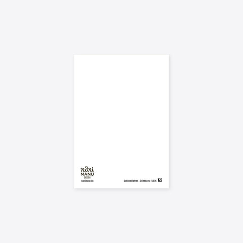Rückseite der NaniManu Postkarte «Schlittenfahren» – frei zum Beschreiben, mit Logo, nanimanu.ch und Matrix-Code