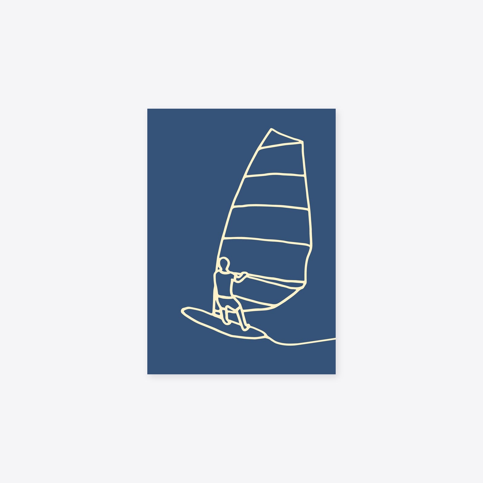 NaniManu Postkarte «Windsurfen» – cremeweisse Ein-Linien-Zeichnung einer Figur auf dem Windsurfbrett mit grossem Segel auf tiefblauem Grund