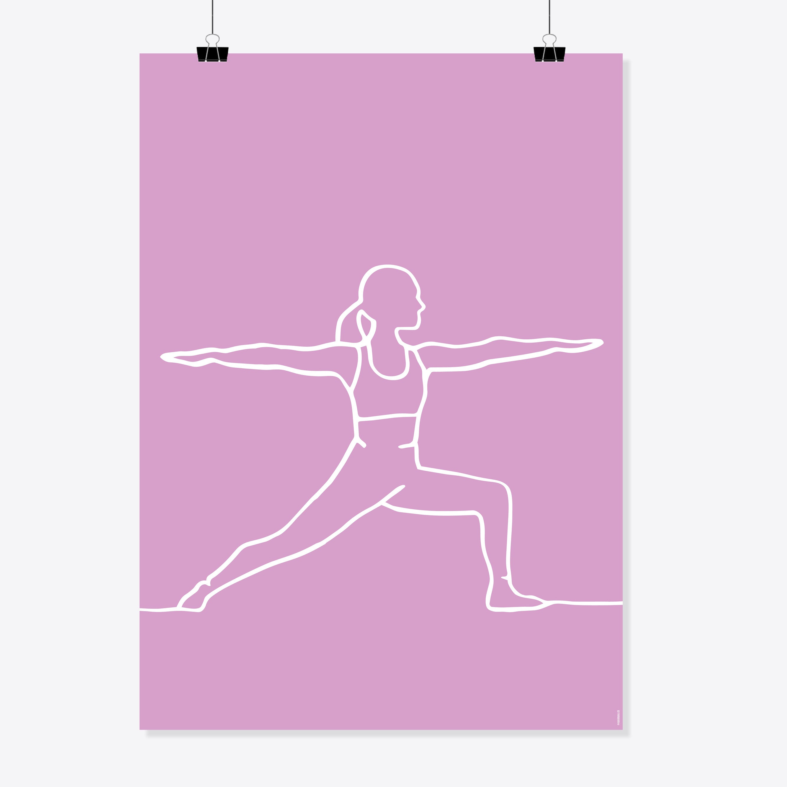 NaniManu Plakat «Yoga» – weisse Linienzeichnung einer Yogafigur in der Krieger-Pose mit ausgestreckten Armen auf fliederfarbenem Grund