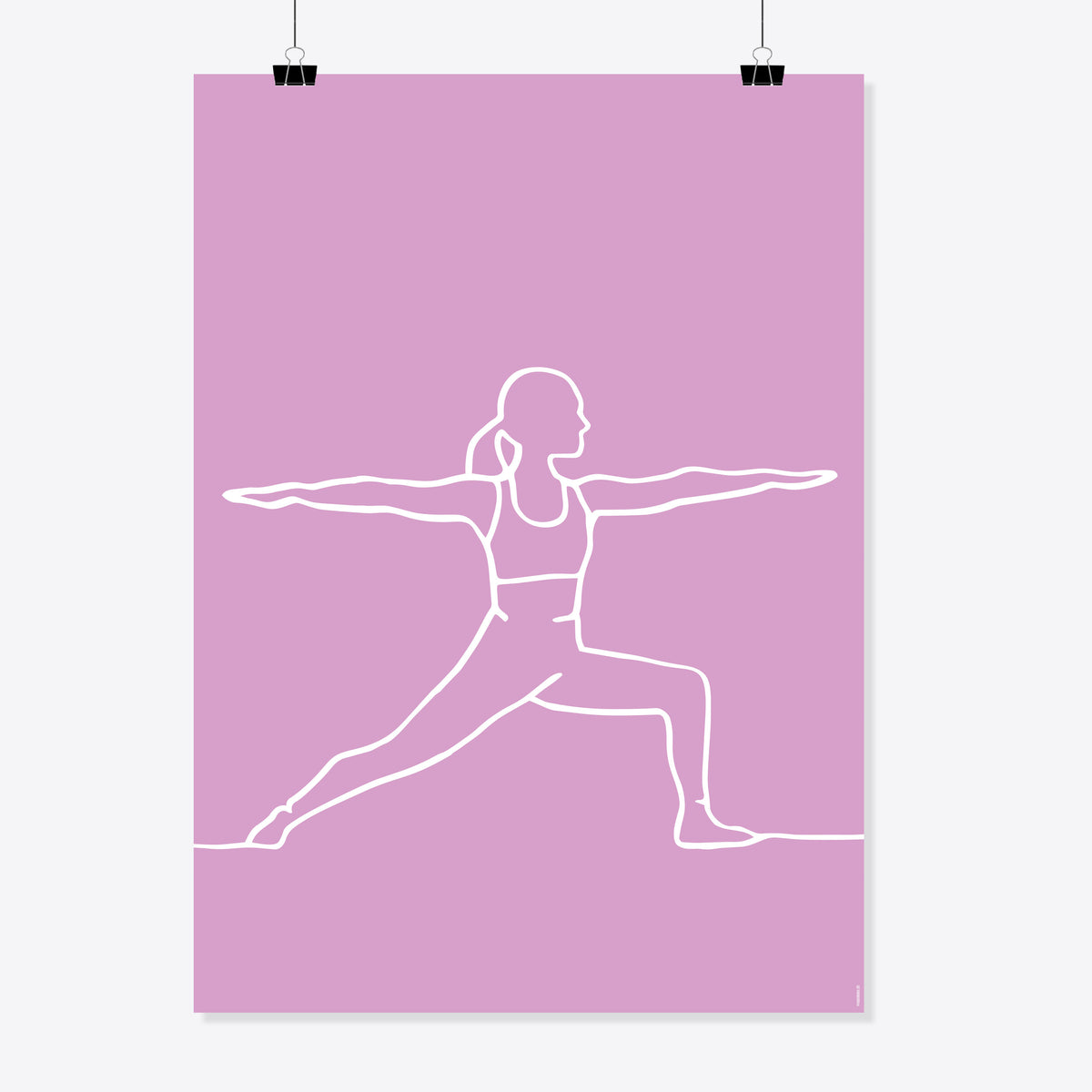 NaniManu Plakat «Yoga» – weisse Linienzeichnung einer Yogafigur in der Krieger-Pose mit ausgestreckten Armen auf fliederfarbenem Grund