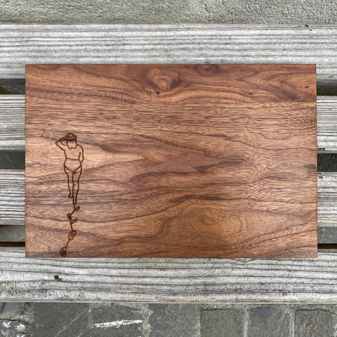 Schneidebrett Nussbaum – Stimmungsbild draussen, dunkles Holz auf grauer Holzbank, Motiv von oben