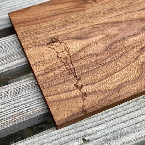 Schneidebrett Nussbaum – schräge Nahaufnahme, Gravurtiefe der Linie im dunklen Holz erkennbar