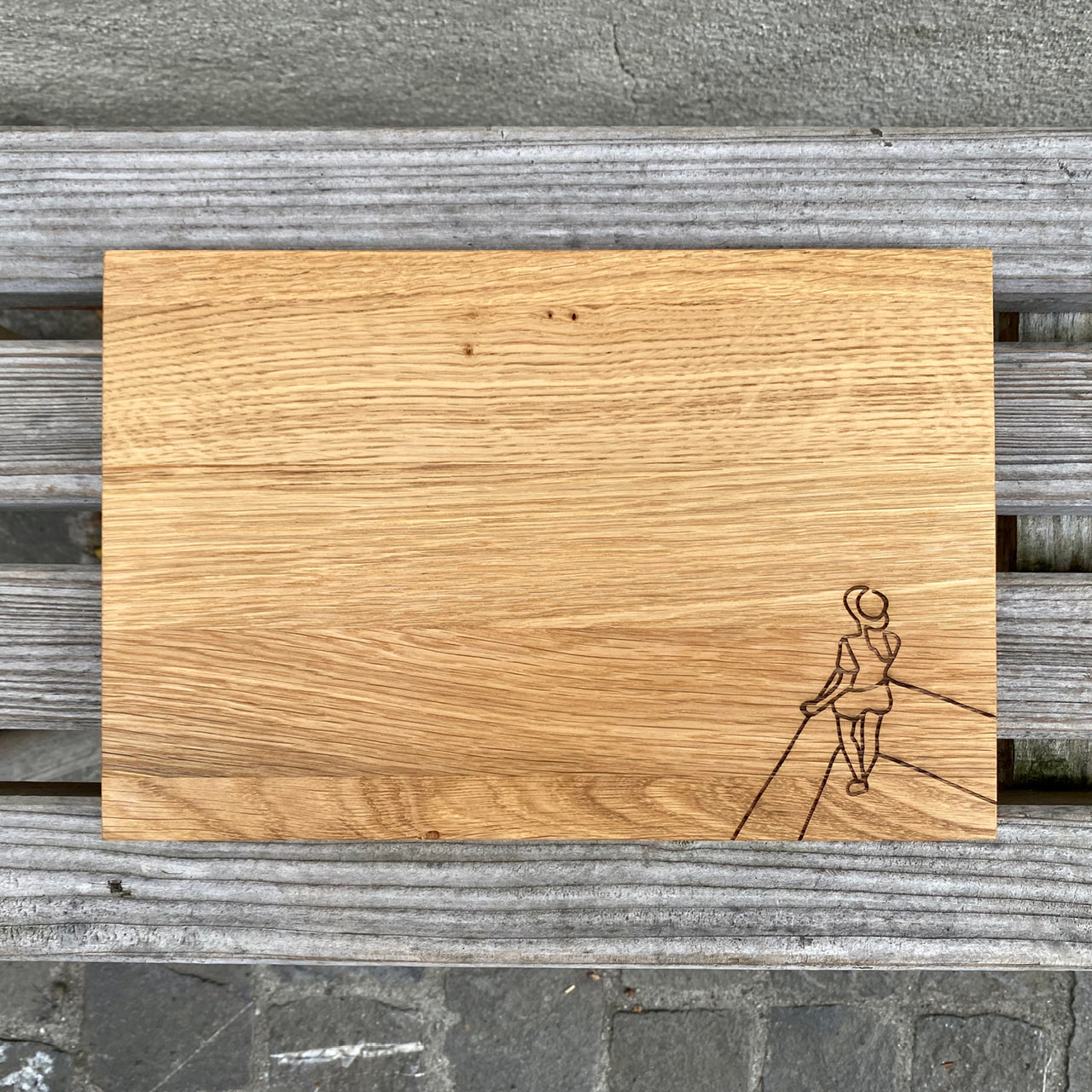Schneidebrett Eiche Grösse S – Stimmungsbild auf grauer Holzbank im Freien, Motiv von oben