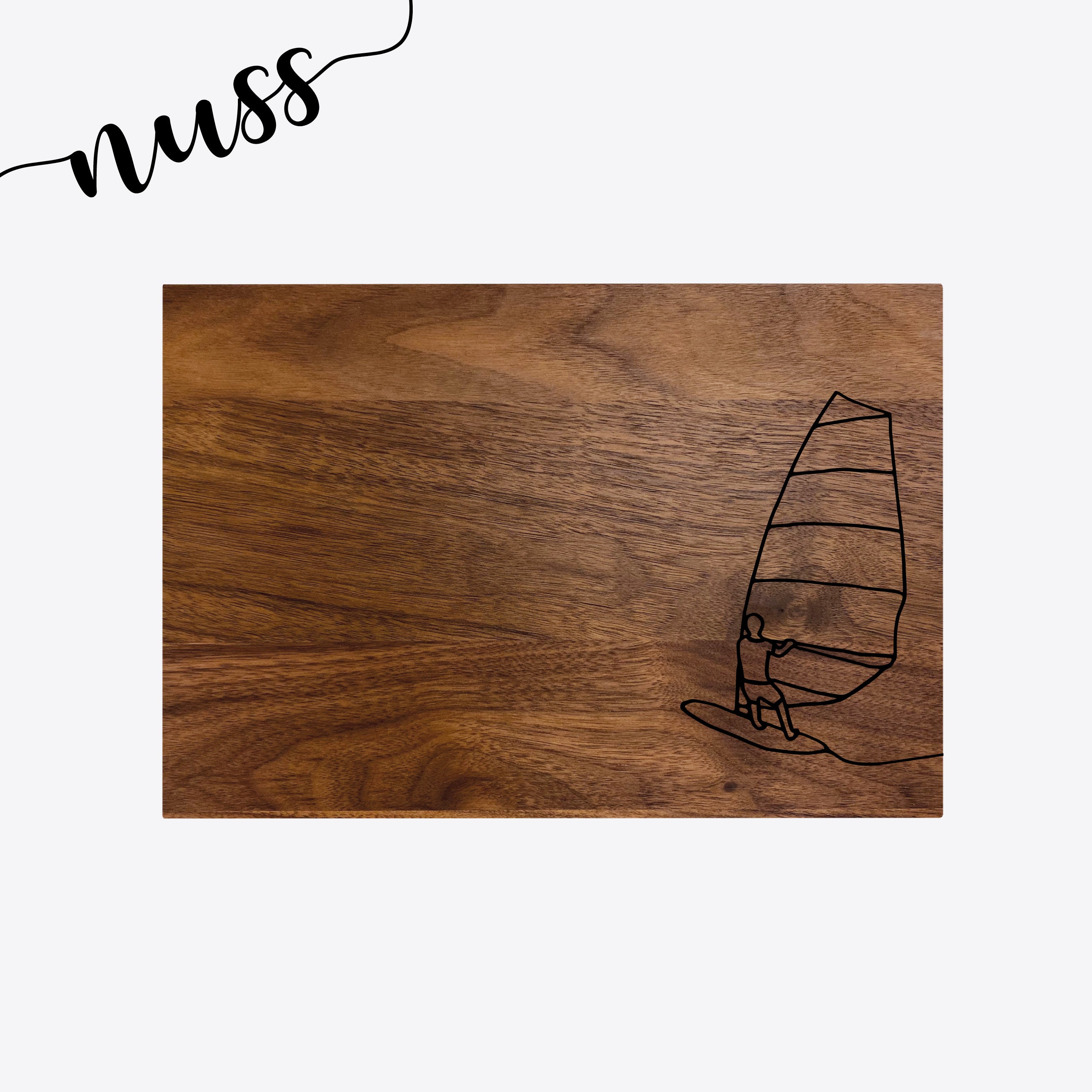 Schneidebrett Nussbaum Grösse S – Windsurfende Figur mit Segel als durchgehende Strichzeichnung – Vorderseite mit Motiv