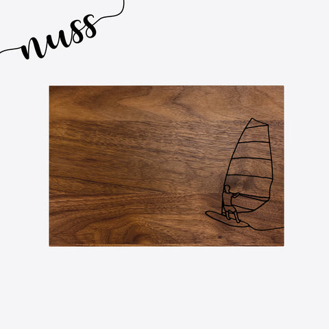 Schneidebrett Nussbaum Grösse S – Windsurfende Figur mit Segel als durchgehende Strichzeichnung – Vorderseite mit Motiv