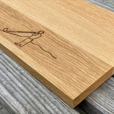 Detailaufnahme des Eiche-Schneidebretts Grösse S von der Seite, Linienmotiv und Brettkante sichtbar