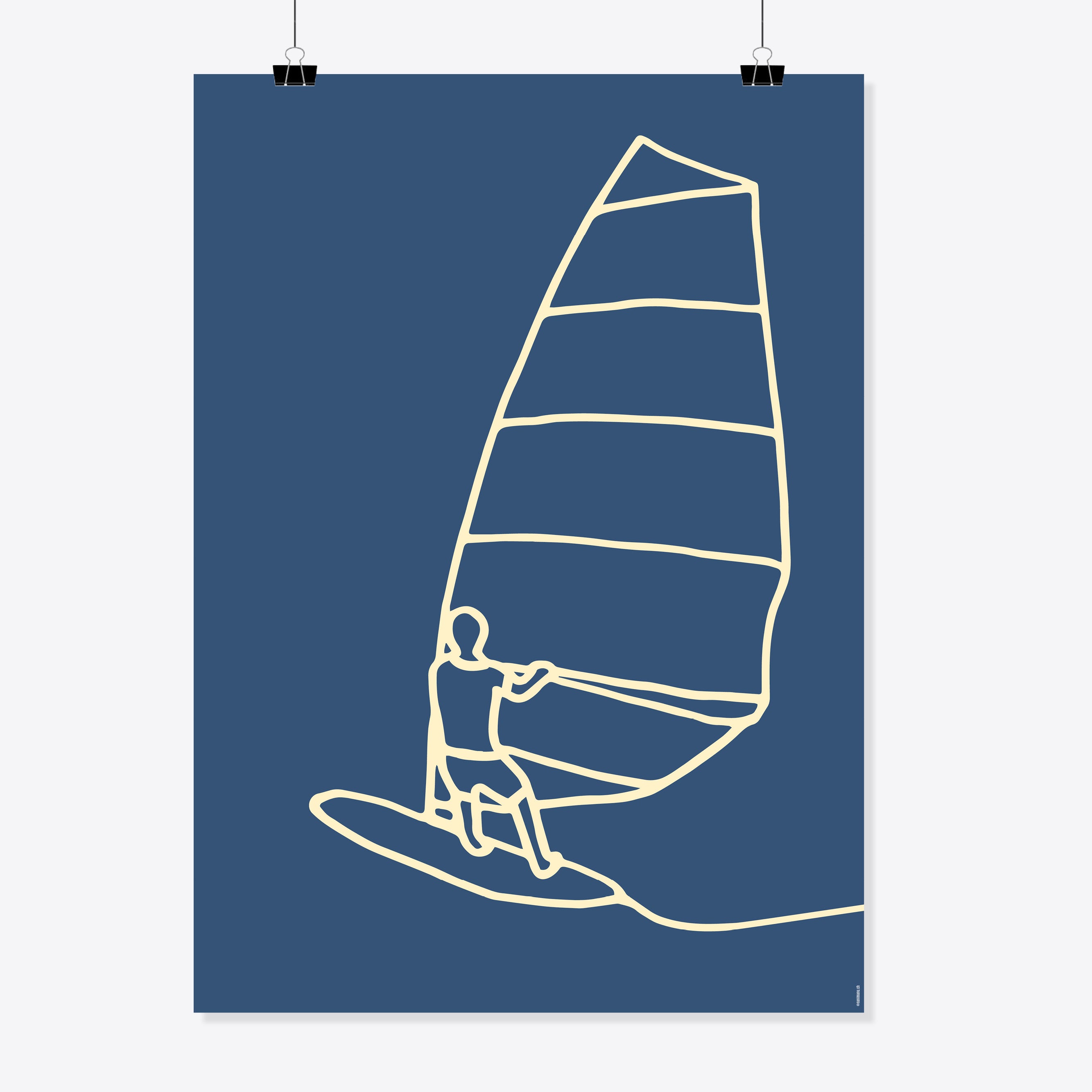 NaniManu Plakat «Windsurfen» – cremeweisse Linienzeichnung einer Figur auf dem Windsurfbrett mit grossem Segel auf tiefblauem Grund