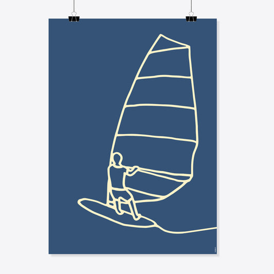 NaniManu Plakat «Windsurfen» – cremeweisse Linienzeichnung einer Figur auf dem Windsurfbrett mit grossem Segel auf tiefblauem Grund