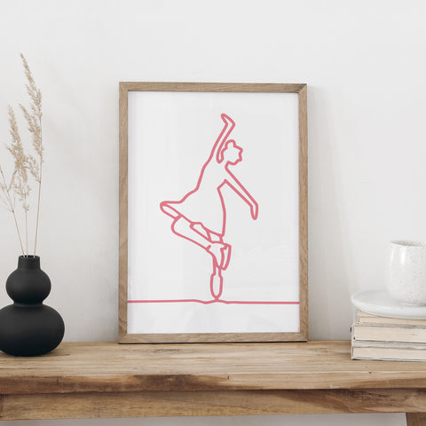 Eiskunstlauf-Plakat im Holzrahmen auf einer Holzbank, daneben eine schwarze Vase mit Trockengräsern und eine weisse Tasse auf Büchern
