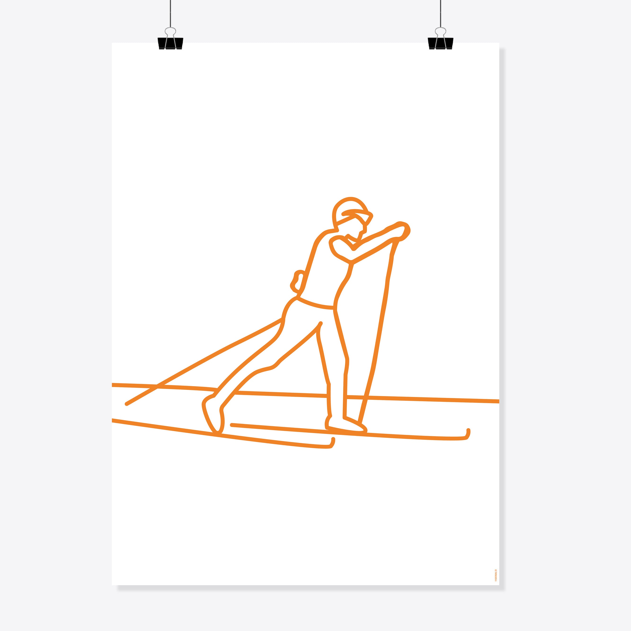NaniManu Plakat «Langlauf» – orange Linienzeichnung einer Figur im Diagonalschritt auf Langlaufskiern, weisser Grund