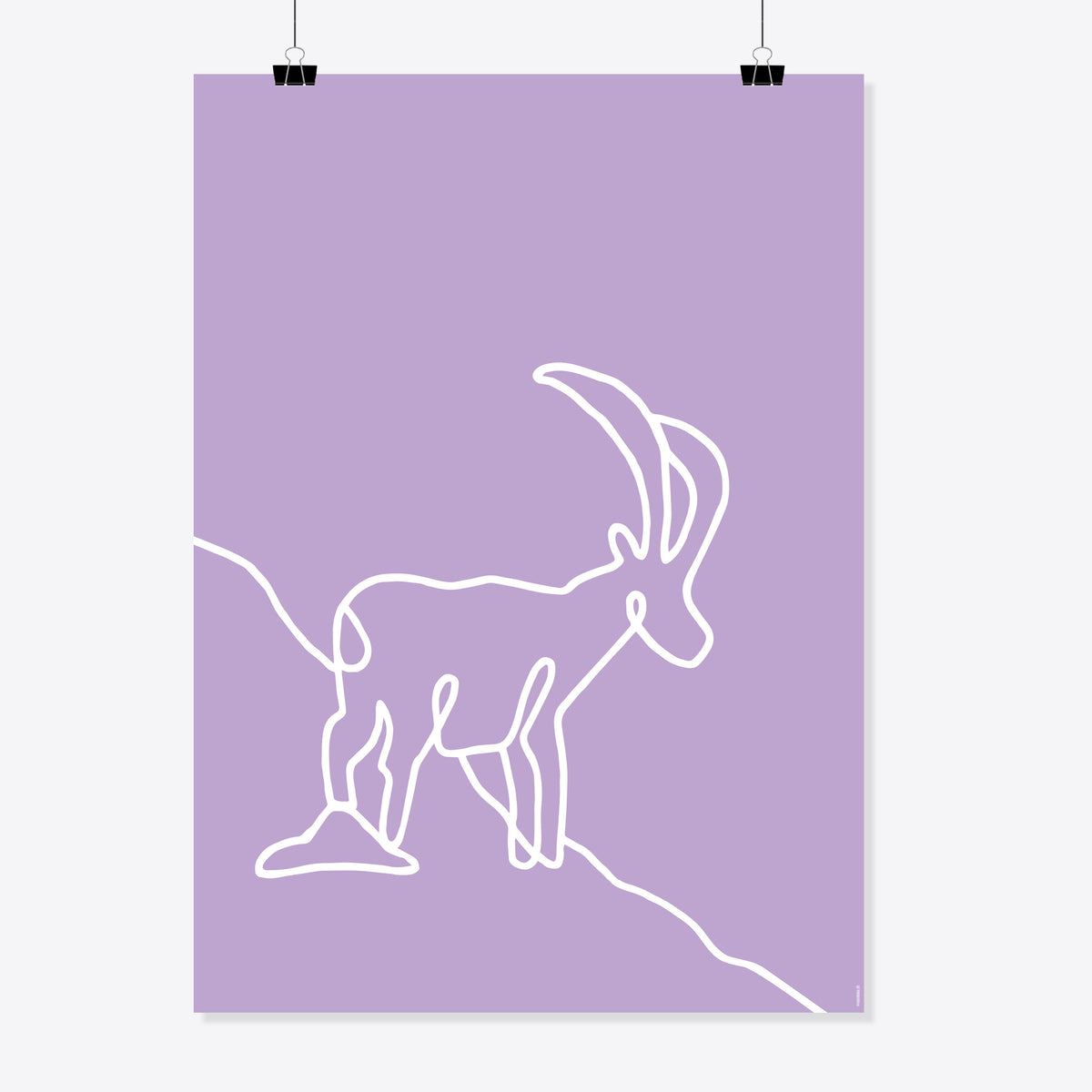 NaniManu Plakat «Steinbock» – weisse Ein-Linien-Zeichnung eines Steinbocks mit geschwungenen Hörnern auf fliederfarbenem Grund