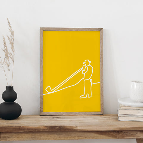 Alphorn-Plakat im Holzrahmen auf einer Holzbank vor weisser Wand, daneben eine schwarze Vase mit Trockengräsern